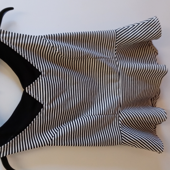 Papaya Tops - Attractive Papaya dressy black & white striped lined tank Size L